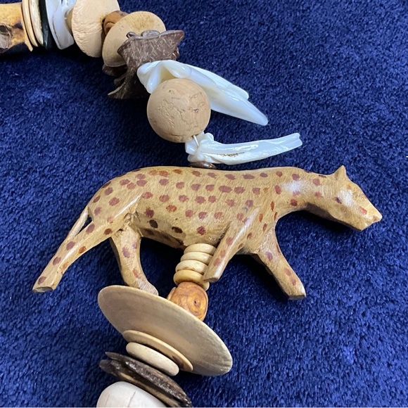 Primitive Carved Wood And Shell African Safari Animal Necklace - Picture 2 of 8
